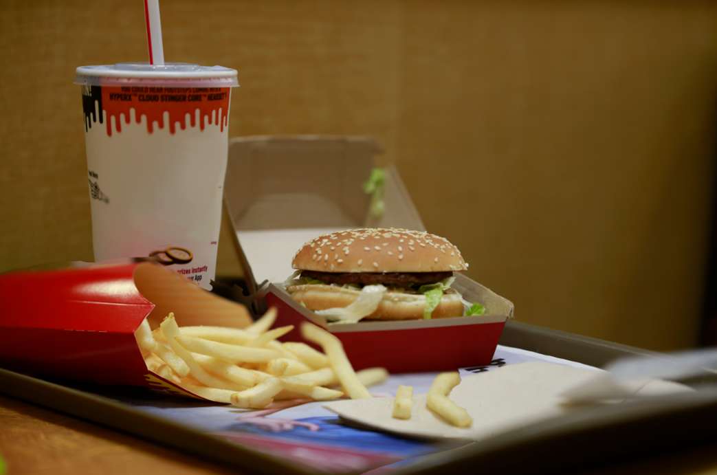 FAST FOOD AND HIGH SCHOOL Fast food gives us in a high school quick, fast, and easy places to go grab a bite during the day or after school hours, and many of us eat there at least once a week. Some might think all fast food is bad for you, but the truth is almost all fast food places have at least a couple healthier options to choose from, making it easy to maintain a perfectly healthy lifestyle while still eating at restaurants labeled unhealthy.